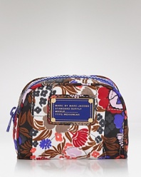 Hit print with this cosmetics case from MARC BY MARC JACOBS, splashed in a bold motif and accented with a logo plaque.
