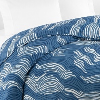 Bring a fresh breeze to your bedroom. The organic pattern of softly undulating sky blue waves soothes on this fresh DIANE von FURSTENBERG full/queen duvet cover.