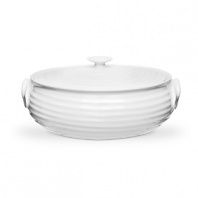 This set of dinnerware designed by famed cook and food writer Sophie Conran offers a modern organic aesthetic in unique shapes for an elegant and durable everyday collection.