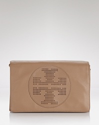 Tap into practical accessorizing with this this logo-stamped crossbdoy from Tory Burch. Stylish for everyday, this versatile design comes equipped with ample interior pockets for on-the-go ease.