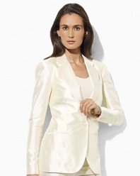 A classic tailored construction lends an air of casual sophistication to the Benita jacket in textured woven linen.
