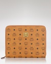 Work heritage-inspired style with this iPad case from MCM. Crafted from coated canvas and splashed with the brand's signature motif, it instantly upgrades your technology.