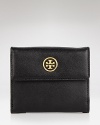 Sleek and polished. Tory Burch's keeps the essentials in their proper place with this leather wallet, accented by an understated logo plaque.