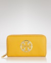 The clean lines and luxe leather of Tory Burch's signature wallet make for considered accessorizing. It features multiple pockets and slots to organize your essentials.