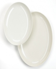 Keep it simple. In glossy white porcelain, this oval serving platter is a flawless accompaniment to any dinnerware pattern and decor. From Martha Stewart Collection.